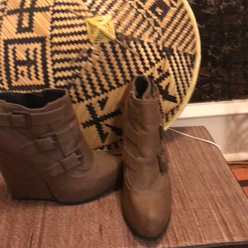 Cupid Wedge High Heel Ankle Boots.  Tan.  Sz 7.